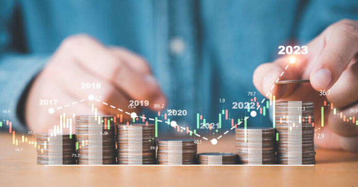 Die Zinsen steigen – und werden auch 2023 Unternehmen belasten. Foto: Dilok – stock.adobe.com