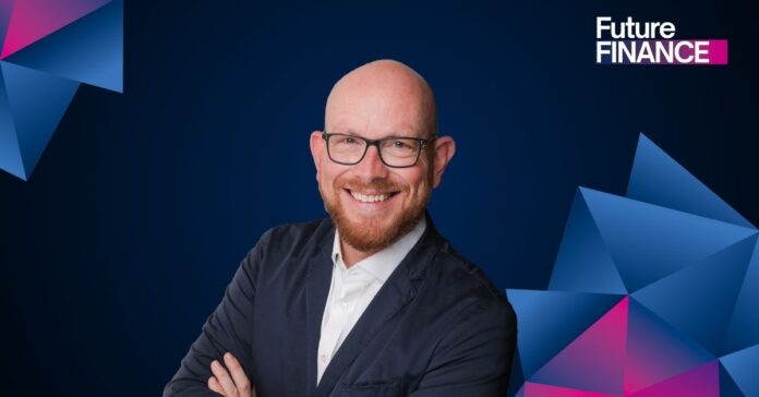 In der dritten Folge von Future FINANCE beantwortet Finanzexperte und Coach Jens Alsleben die Frage, wie Young Professionals Stress als High Performer meistern. Foto: Jens Alsleben/Montage: FINANCE